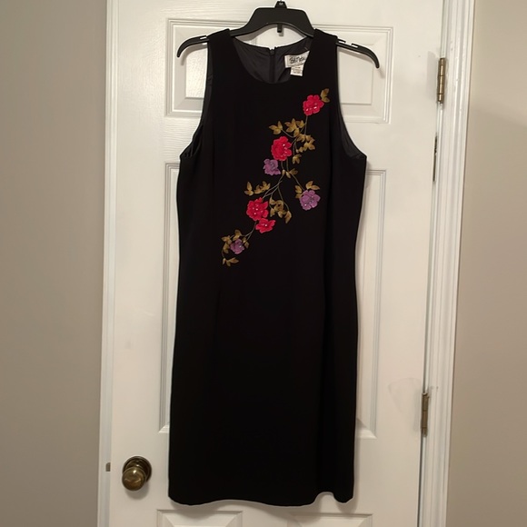 Sleeveless Dress with Detailed Embroidery.. - Picture 4 of 4